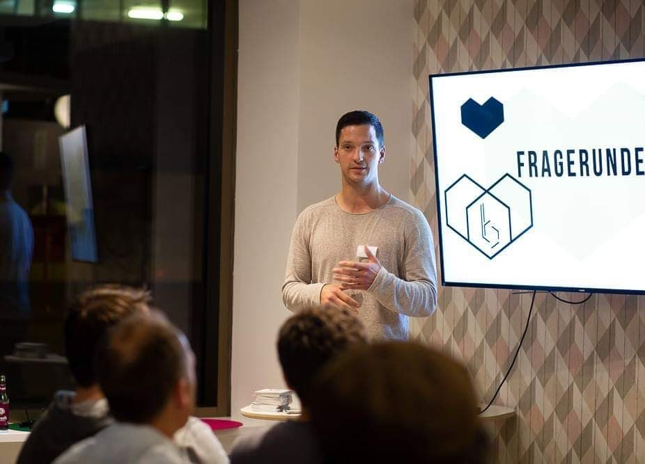 Lars Macario bei einer Präsentation